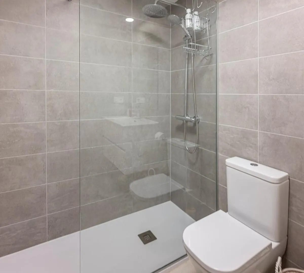 דירה אסטפונה Modern And Bright 2 Bedroom Apt, Swimming Pool And Gym