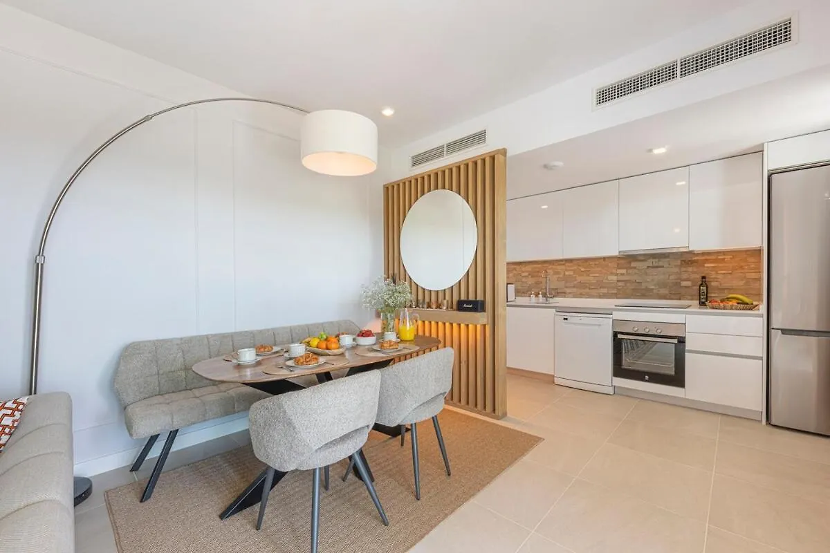 Modern And Bright 2 Bedroom Apt, Swimming Pool And Gym Estepona