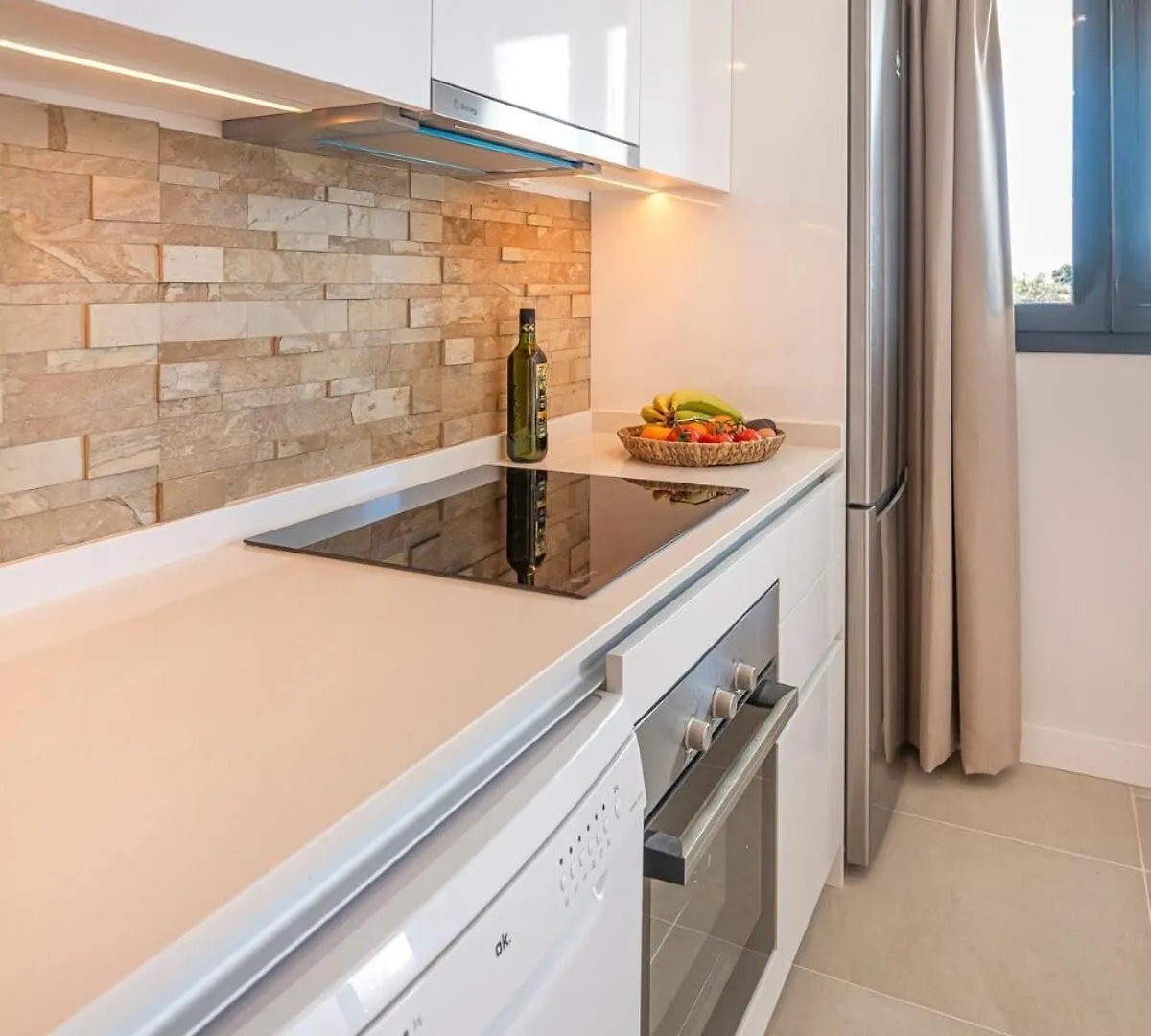 Modern And Bright 2 Bedroom Apt, Swimming Pool And Gym Estepona