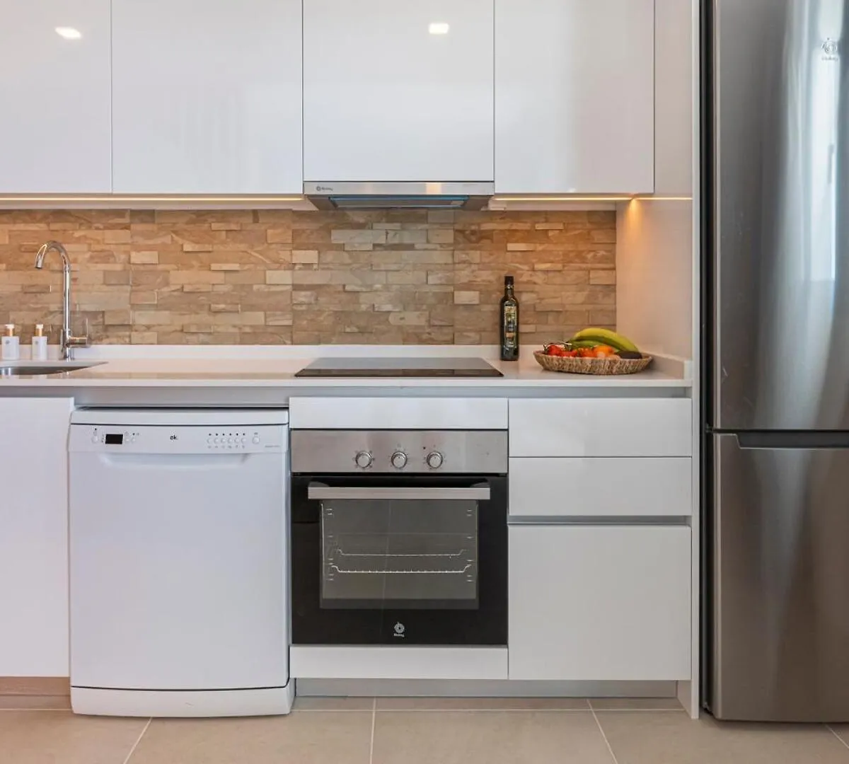 Modern And Bright 2 Bedroom Apt, Swimming Pool And Gym Estepona Spanien