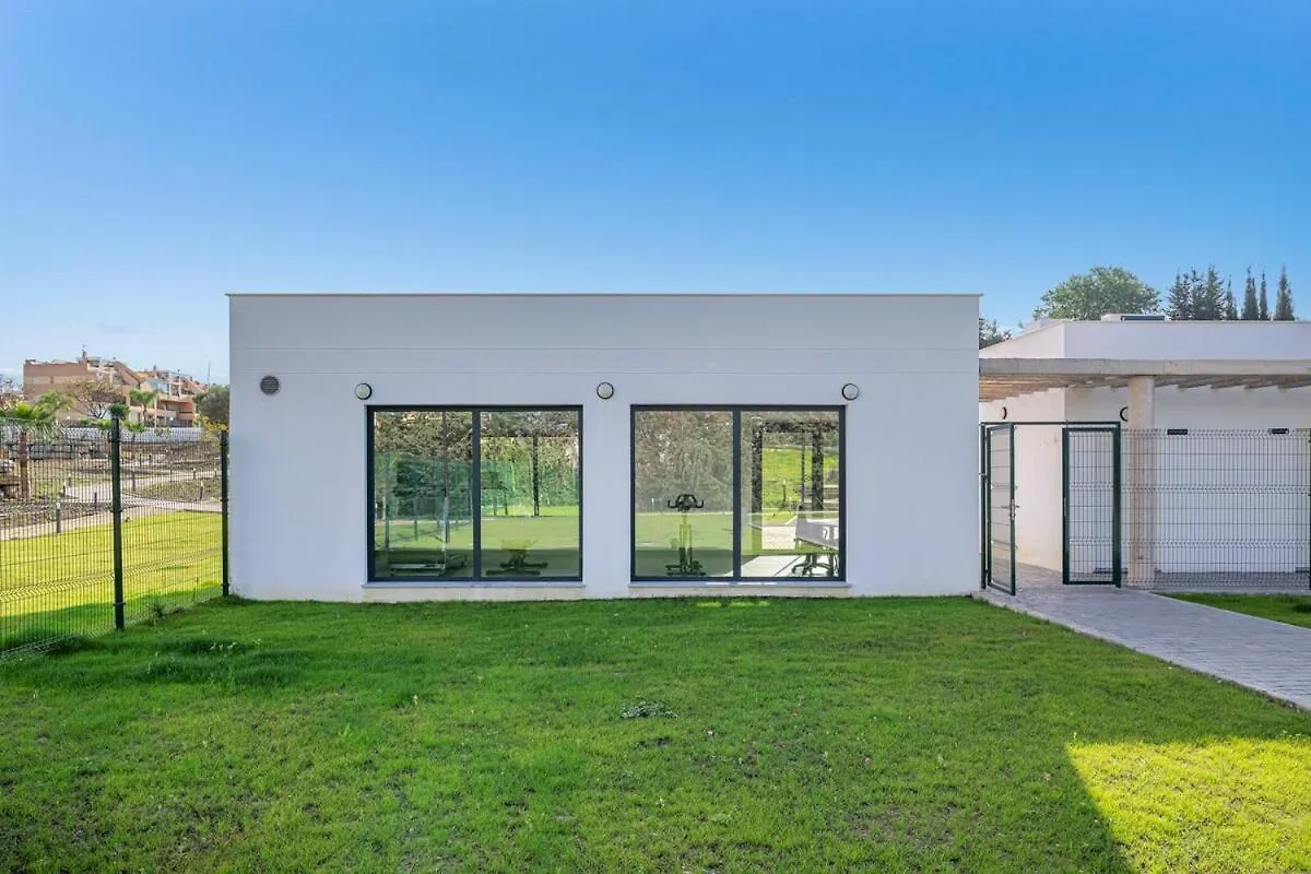 Lägenhet Modern And Bright 2 Bedroom Apt, Swimming Pool And Gym Estepona Spanien