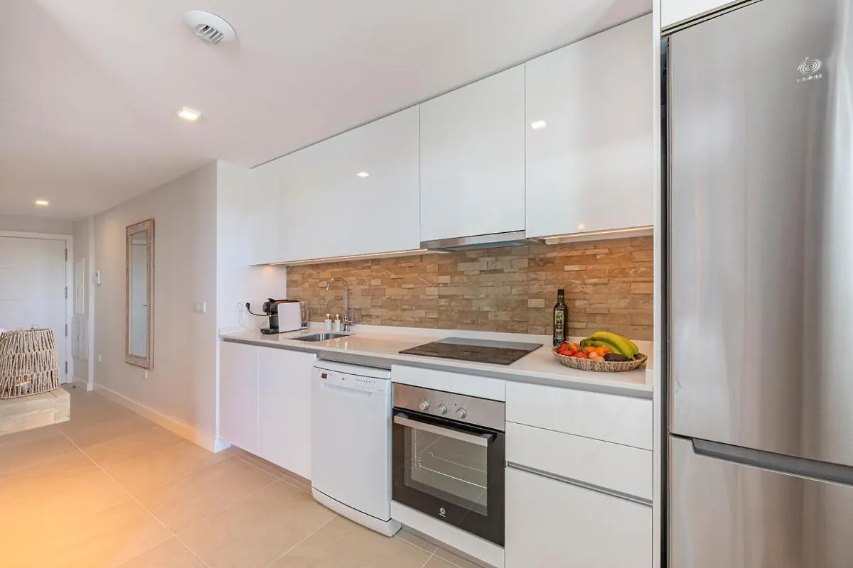 Modern And Bright 2 Bedroom Apt, Swimming Pool And Gym Estepona Lägenhet